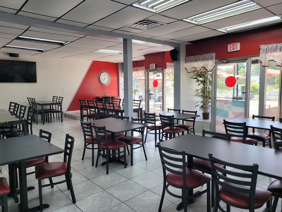 Casual cafeteria-style dining with prepared meals.