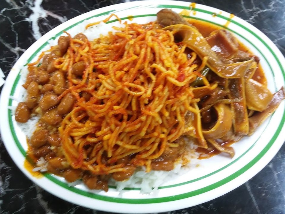 Arroz Orejitas de Cerdo Y Espagueris